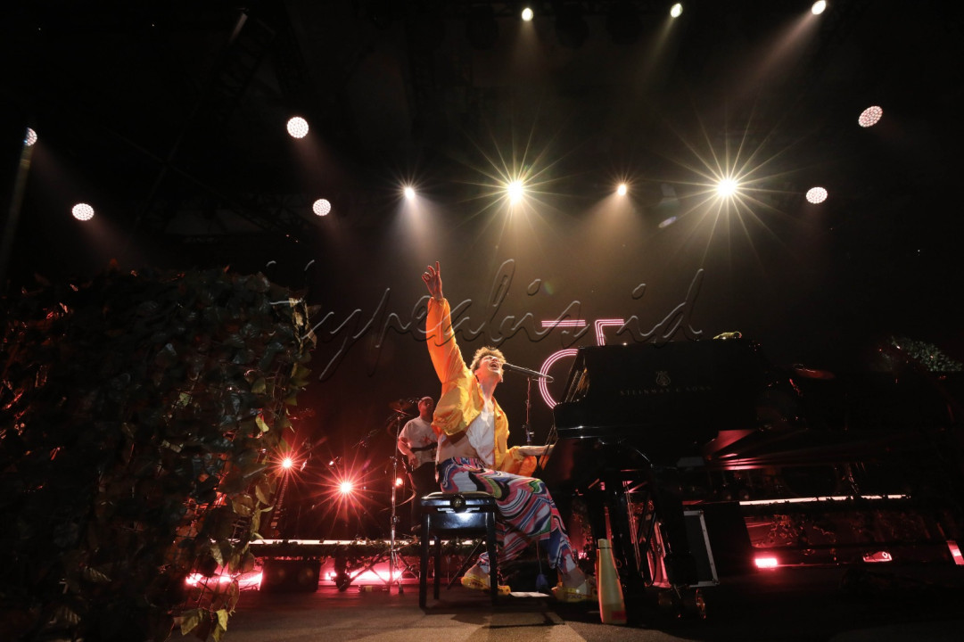 Collier dikenal akan konsernya yang energik dan interaktif. Ia sering melibatkan penonton dalam menciptakan harmoni secara langsung, menciptakan pengalaman musikal yang kolektif dan spiritual.<br />
<br />
Editor : Yayus Yuswoprihanto<br />
&nbsp;