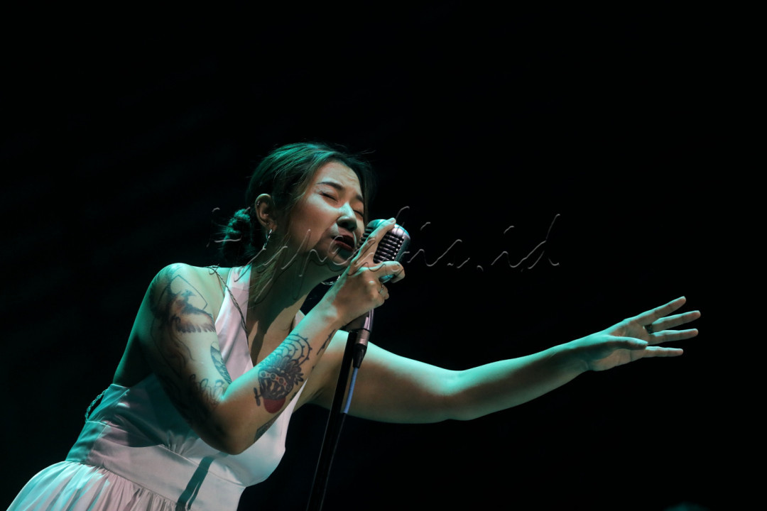 Tampil dalam formasi besar, Danilla membuka hari kedua festival dengan penghayatan yang kuat. Sambil melenggak-lenggok seperti aktris klasik Marilyn Monroe, vokalnya mengalir halus dan merasuk ke telinga para penonton yang memenuhi <em>venue</em>. Lagu <em>Berdistraksi</em> menjadi pembuka yang langsung membetot perhatian.<br />
<br />
<br />
&nbsp;