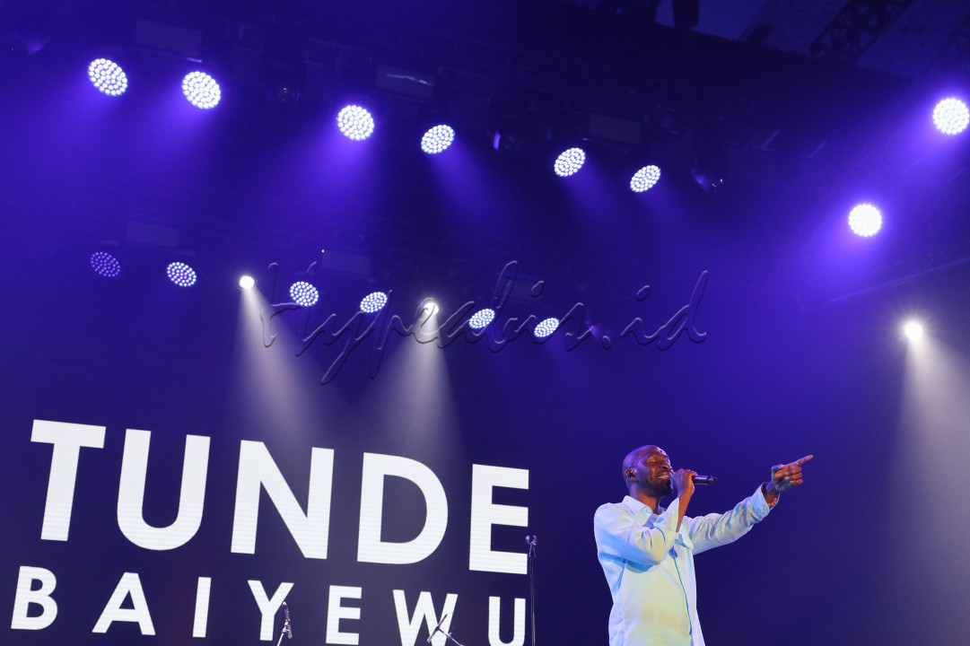 Tampil dalam <em>special show</em> di panggung BNI Hall, Tunde menunjukkan kekuatannya sebagai penyanyi yang tidak hanya bersandar pada teknik, tetapi pada ketulusan. Dia membuka penampilan dengan lagu <em>Light On</em>, yang langsung menghipnotis penonton dengan vokalnya yang lembut, dalam, dan emosional.&nbsp;<br />
<br />
<br />
&nbsp;