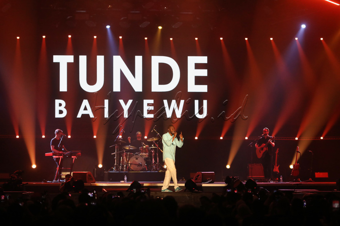 Tunde merupakan penyanyi dan penulis lagu keturunan Nigeria dan menjadi vokalis utama dari duo pop-soul Lighthouse Family. Grup ini dibentuk pada 1993 bersama Paul Tucker, yang meraih kesuksesan pada akhir 1990-an dengan lagu seperti <em>Ocean Drive</em>.
