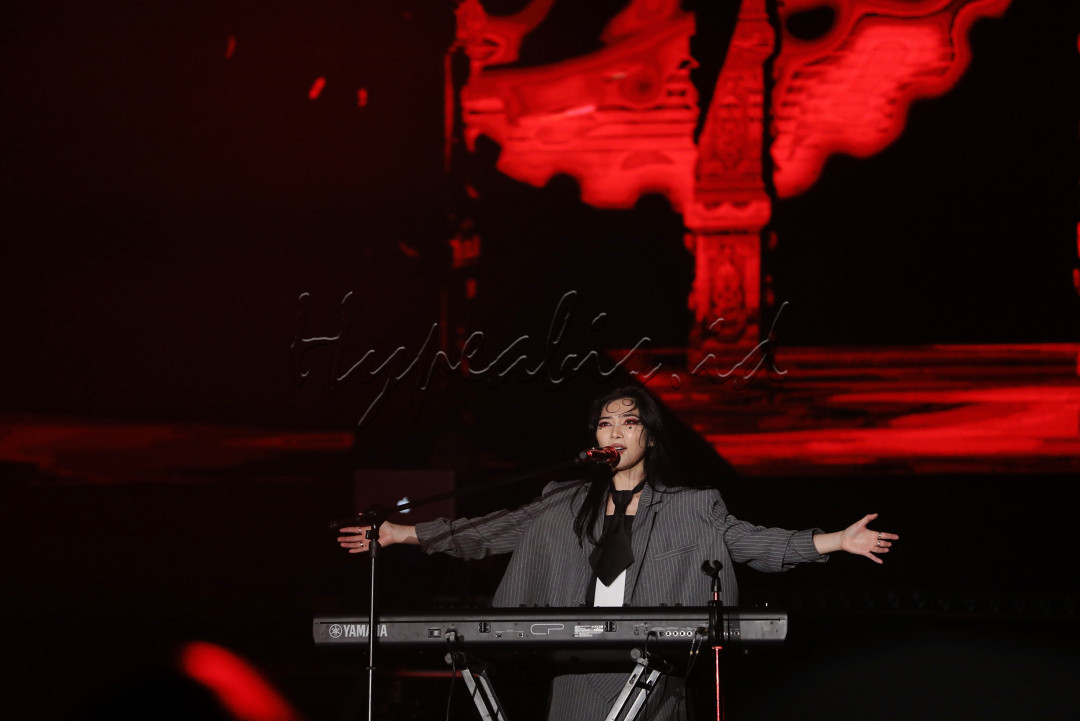 Penampilan Isyana yang enerjik dengan dukungan visual serta permainan cahaya lampu mampu memukau penonton yang hadir. Tak ayal, Isyana pun penuh percaya diri membawakan musik rock progresif di tengah ratusan penikmat jaz. &nbsp;<br />
<br />
&nbsp;