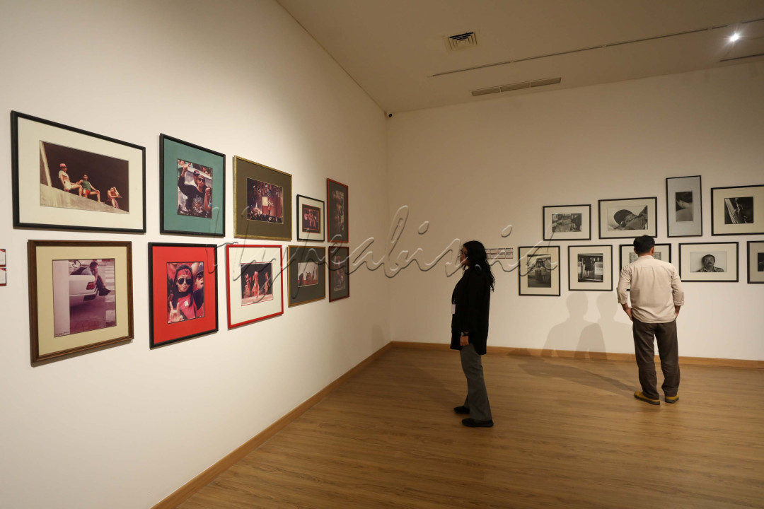 Fotografi bagi Mas Tok bukan sekadar alat dokumentasi, melainkan sarana menyampaikan pesan dan merekam sejarah. Setiap karyanya menyimpan lapisan emosi dan narasi visual yang mendalam, mulai dari ekspresi wajah yang hening hingga hiruk pikuk panggung hiburan.