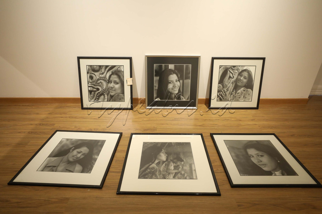 Pameran ini akan menampilkan karya-karya yang jarang dilihat publik, seperti potret kehidupan keluarga, momentum bersejarah Indonesia, hingga sisi personal para tokoh nasional. Beberapa foto hitam putih menonjolkan kelembutan wajah perempuan dalam suasana kontemplatif, sementara yang lain menyoroti dinamika panggung dan semangat musisi dan anak muda dalam aksi budaya pop.