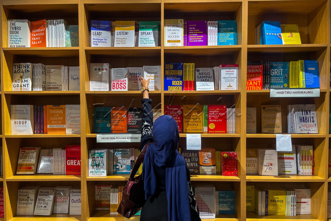 Mengusung konsep <em>retail experience</em>, toko buku ini tak hanya sekedar jadi tempat membeli buku, tetapi juga sebagai ruang interaksi, diskusi, hingga bekerja.