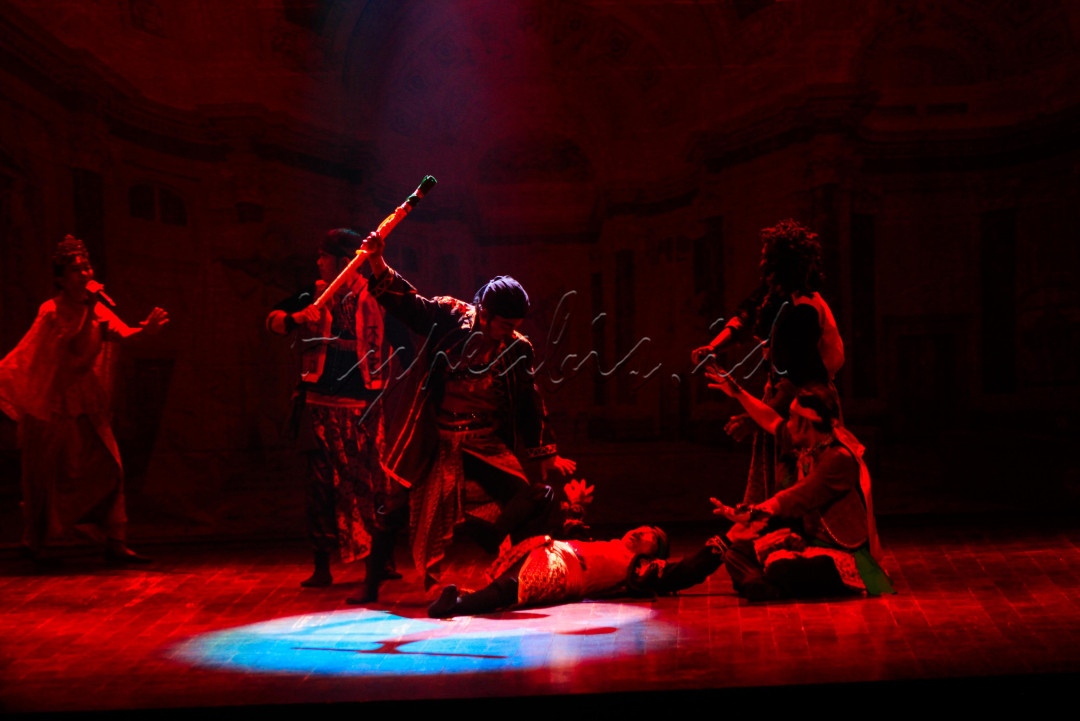 Seniman dari Sanggar Bale mementaskan lenong dengan lakon <em>Gautama</em> pada acara Festival Teater Tradisional di Gedung Kesenian Jakarta, Jakarta, Selasa (10/6/2025).