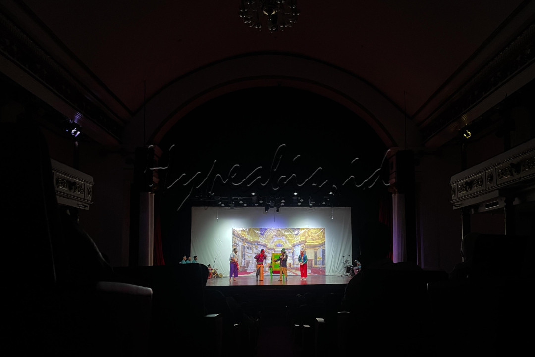 Melalui festival teater, penonton diajak menyelami kembali cerita-cerita rakyat yang pernah tumbuh di sekitarnya, kisah yang tak hanya menghibur, tetapi juga menjadi pengingat akan pentingnya menjaga adat, tradisi, dan identitas budaya kita di tengah arus zaman yang terus bergulir.<br />
<br />
Editor : Yayus Yuswoprihanto