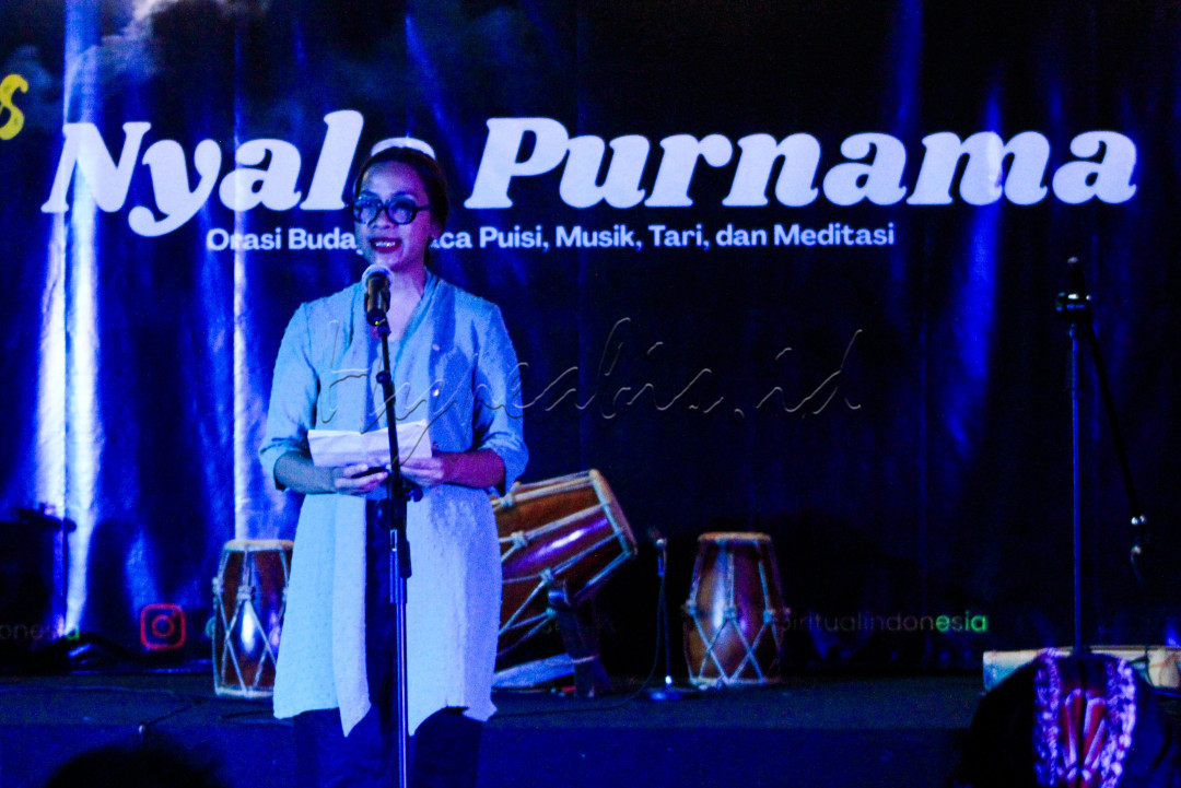 Ketua Komunitas Makara Fitra Manan memberikan sambutan saat Majelis Nyala Purnama di Selasar Makara Art Center Universitas Indonesia, Depok, Jawa Barat, Kamis (12/6/2025).&nbsp;Majelis Nyala Purnama kali ini mengangkat tema <em>Kidung Nusantara.</em>