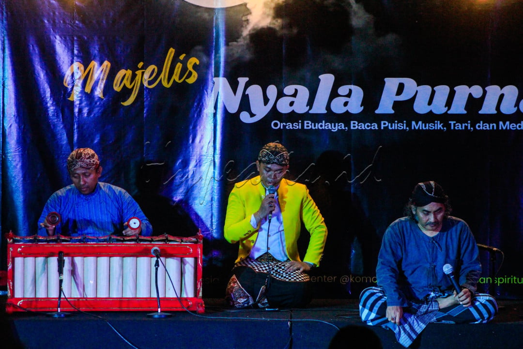 Majelis Nyala Purnama kali ini diisi oleh sejumlah penampil dari seniman, budayawan, juga akademisi, di antaranya Ngatawi Al-Zastrouw, Bagus Takwin, Turita Indah Setyani, Ari Prasetiyo, Fitra Manan, SHAE, Alfian Siagian, Swara SeadaNya, Ki Fakih Trisera, Willy Ana, Tora Kundera, I Made Suparta. Mereka mengisi sejumlah sesi pementasan di dalam acara tersebut seperti ngaji budaya, musik,&nbsp;puisi,&nbsp;tari, dan meditasi di bawah cahaya sinar bulan purnama.<br />
<br />
Editor : Yayus Yuswoprihanto