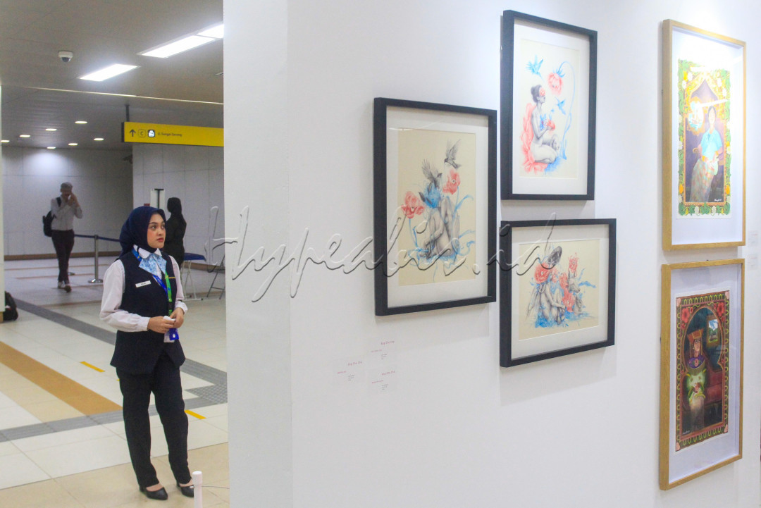Pengunjung mengamati karya seni yang ditampilkan di Stasiun MRT Dukuh Atas, Jakarta, Senin (16/6/2025). Pameran bertema <em>The Heat is Ours</em> tersebut berlangsung hingga 28 Juni.
