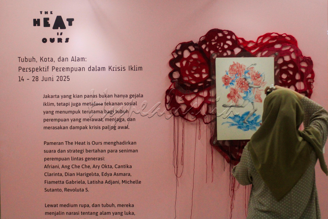 Pameran ini menghadirkan suara dan strategi bertahan para seniman perempuan lintas generasi yakni<br />
Afriani, Ang Che Che, Ary Okta, Cantika Clarinta, Dian Harigelita, Edya Asmara, Fiametta Gabriela, Latisha Adjani, Michelle Sutanto, Revoluta S.