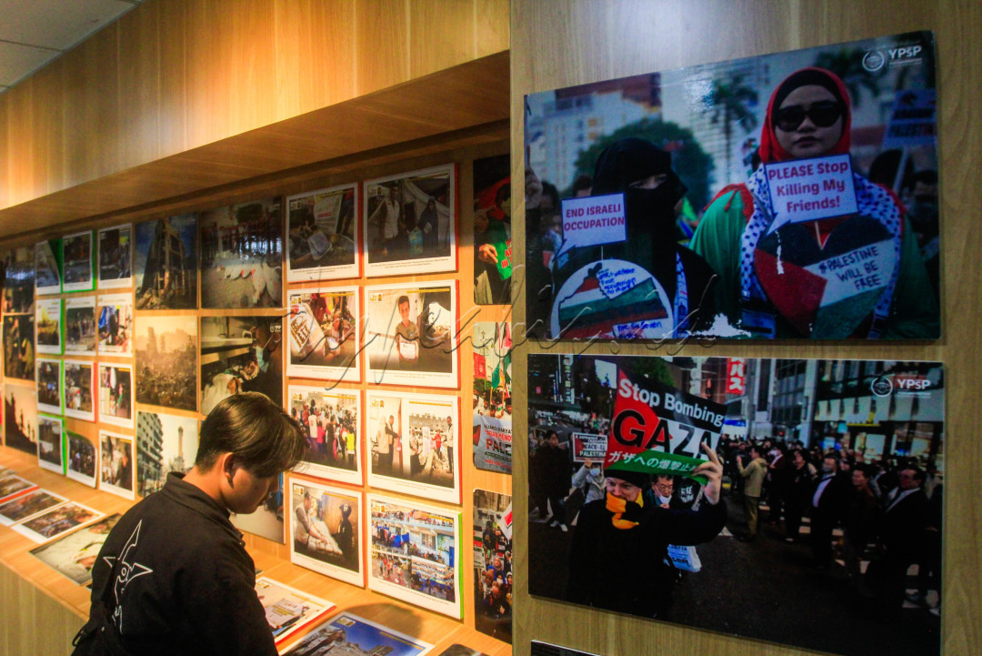 Melalui karya-karya visual yang menyentuh, pengunjung diajak menyelami semangat solidaritas dan perjuangan kemanusiaan di tengah konflik yang berlangsung. Setiap foto memuat cerita, mulai dari keseharian warga Gaza hingga momen heroik dalam menjaga martabat dan kehormatan Al-Aqsa.