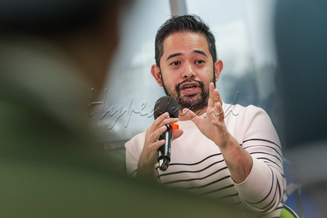 Filmnya mengisahkan Don, seorang anak yatim piatu berusia 10 tahun yang sering diremehkan karena tubuhnya yang besar. Don menemukan pelarian dalam buku dongeng warisan orang tuanya, yang membawanya pada petualangan penuh imajinasi dan makna.&nbsp;Sejak awal perilisan, film telah diumumkan akan tayang di 17 negara, dengan 12 negara di antaranya berasal dari kawasan Eropa. Seiring dengan animo yang besar terhadap film ini, terutama setelah capaian di dalam negeri, bahkan turut menjadi film terlaris di Asia Tenggara.