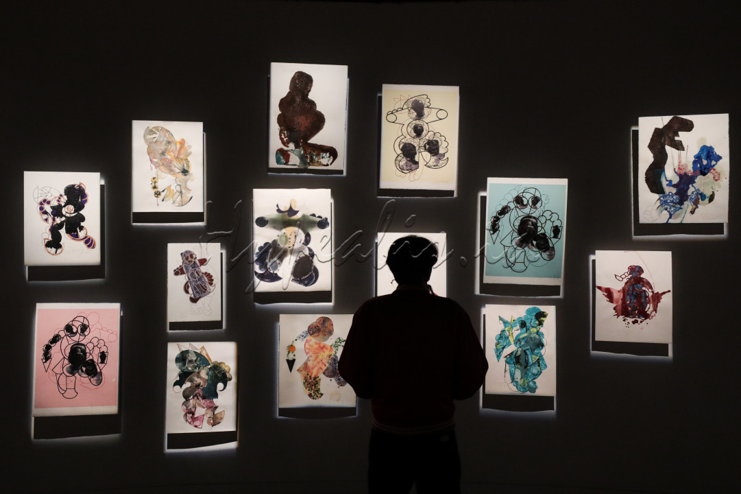 Pengunjung melihat karya seni dalam pameran Staging Desire di Galeri Salihara, Jakarta, Jumat (20/6/2025). Pameran yang digelar oleh Komunitas Salihara tersebut mempertemukan dua seniman dengan pendekatan yang berbeda, yaitu Imam Sucahyo dan Nindityo Adipurnomo.