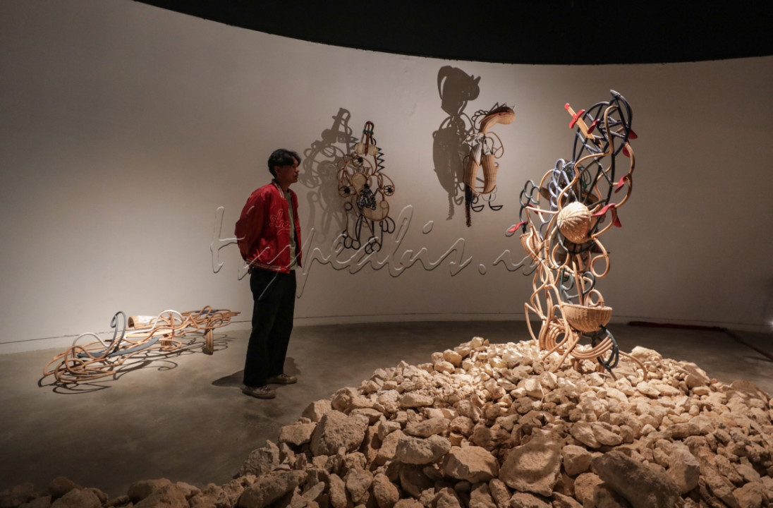 Pameran yang terbuka untuk umum dan digelar hingga 27 Juli 2025 tersebut juga menghadirkan&nbsp;program pendukung seperti workshop pembuatan Wayang Liyan yakni program membuat wayang dengan bahan sederhana, dan The Mindful Gaze, sesi sensorik intim bersama Nindityo Adipurnomo untuk mengalami seni melewati indera.<br />
<br />
Editor : Yayus Yuswoprihanto