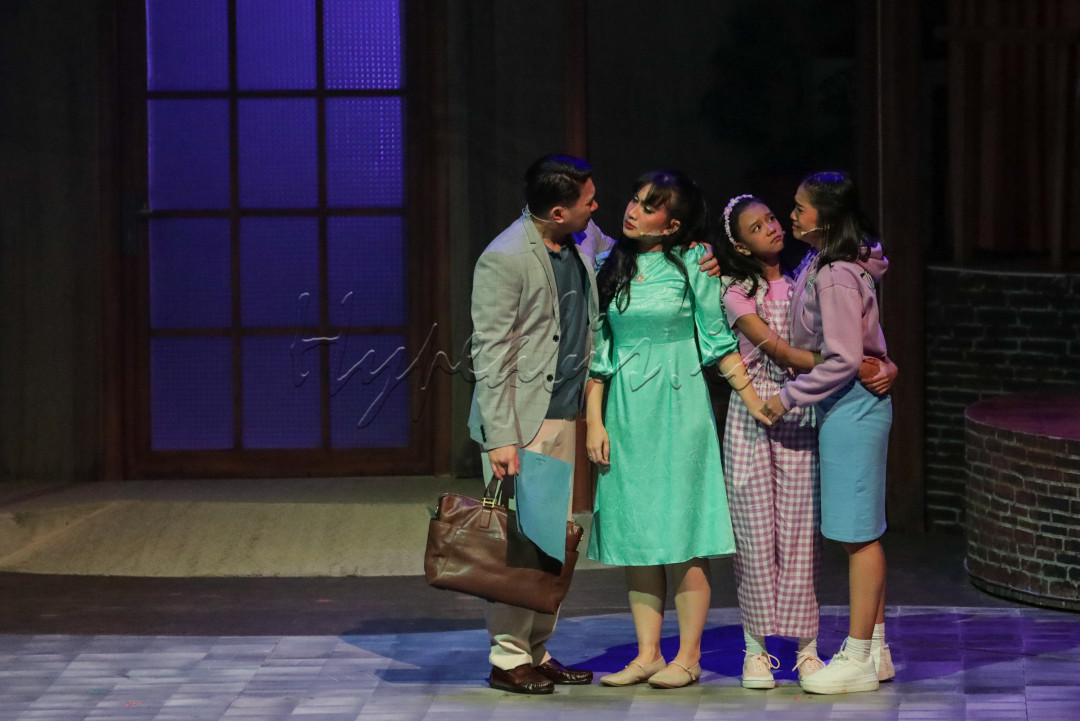 Drama musikal ini&nbsp;mengisahkan kehidupan sebuah keluarga sederhana yang harus berjuang dari nol setelah sang ayah, Abah, mengalami kebangkrutan. Bersama istrinya, Emak, dan dua anak perempuan mereka, Euis dan Ara, keluarga ini pindah ke sebuah desa dan memulai hidup baru yang penuh tantangan.<br />
<br />
Editor : Yayus Yuswoprihanto&nbsp;