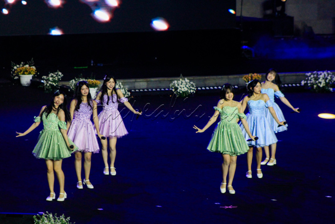 JKT48 membawakan lagu Seventeen, Fortune Cookies Yang Mencinta, Kelinci Pertama hingga Pesawat Kertas 365 Hari yang berhasil membuat semua warga yang hadir ikut bergembira. Tak lupa, Heavy Rotation juga dibawakan dan membuat suasana semakin meriah.