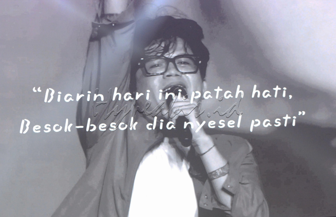 Penampilan Juicy Luicy dimulai dengan lagu Bukan Orangnya yang langsung bikin suasana jadi sendu syahdu. Lanjut ke lagu Tanpa Tergesa, Lampu Kuning, sampai Lantas, semuanya dibawakan dengan penuh perasaan.