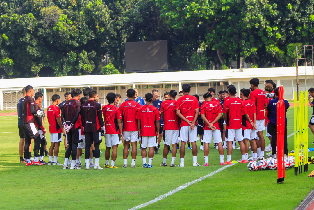 Guna mewujudkan target juara, Gerald didampingi oleh asisten pelatih, pelatih fisik, pelatih kiper, hingga analis. Salah satu nama baru adalah Coach Zulkifli, yang direkomendasikan Badan Tim Nasional dan dipilih langsung oleh Gerald. Ayo Genhype, berikan dukunganmu pada skuad Garuda Muda...!<br />
<br />
Editor : Yayus Yuswoprihanto