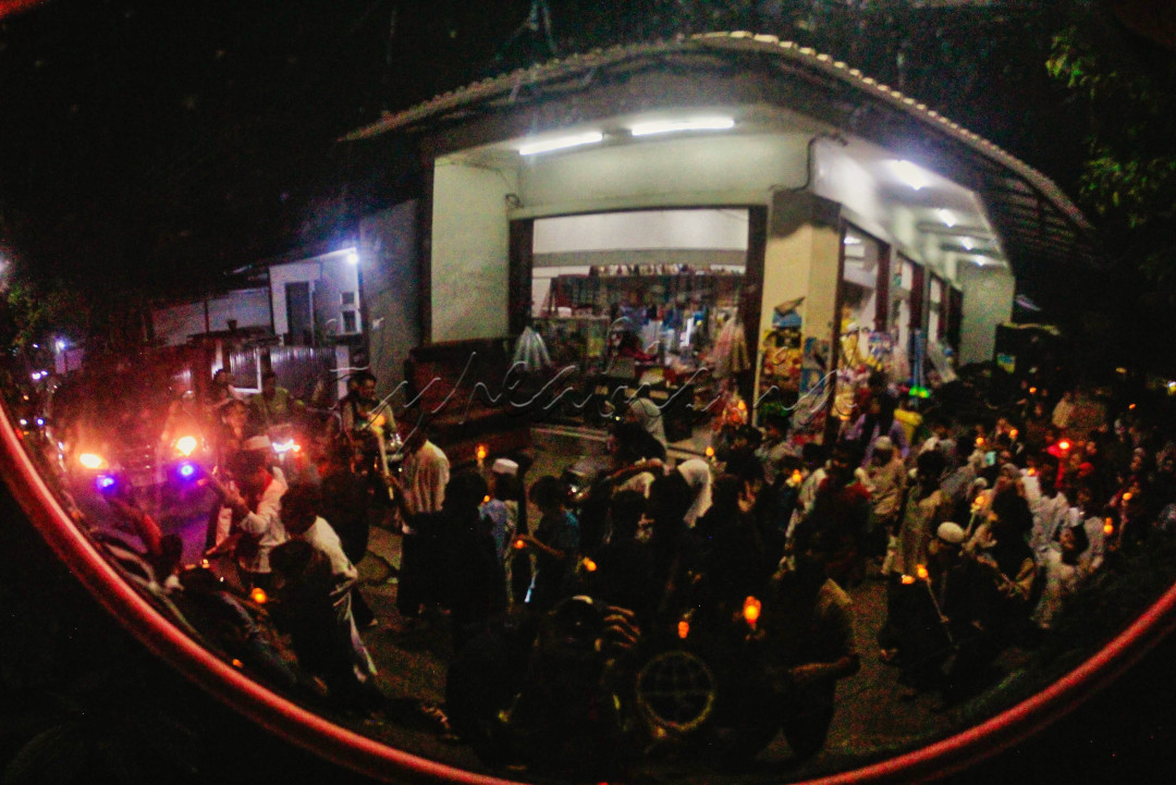 <br />
Pawai obor merupakan salah satu tradisi khas yang dilakukan oleh umat Islam sekaligus syiar agama di berbagai daerah dalam rangka menyambut datangnya Tahun Baru Islam. Anak-anak, remaja serta para orang tua bersuka cita bersama sembari mengalunkan lagu-lagu Islami dan bersalawat.. Foto : (Hypeabis/Robby Fathan)