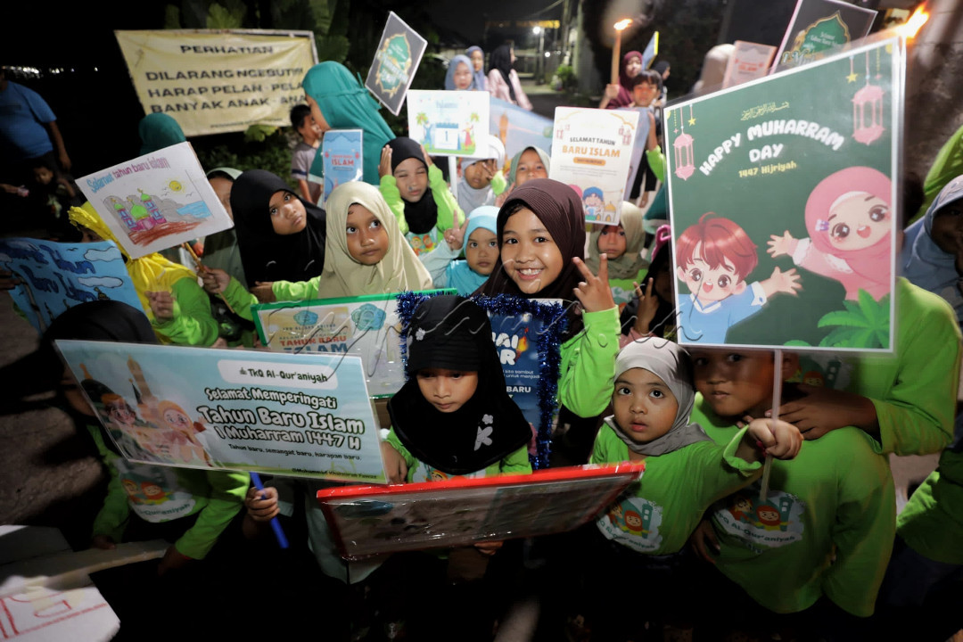 Tradisi ini tidak hanya menjadi simbol perayaan, tetapi juga sarana untuk mempererat tali silaturahmi antarwarga, memperkuat nilai-nilai keislaman, serta menumbuhkan semangat hijrah dan perubahan ke arah yang lebih baik.&nbsp;Foto : (Hypeabis/Arief Hermawan)<br />
<br />
Editor : Yayus Yuswoprihanto<br />
&nbsp;