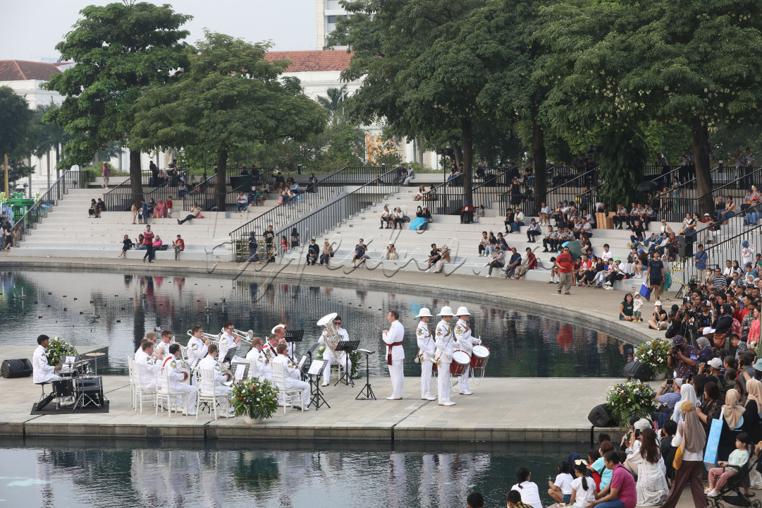 Kehadiran Royal Marines Band di Jakarta bukan hanya untuk menghibur tetapi juga sebagai simbol persahabatan yang erat antara Inggris dan Indonesia, khususnya Jakarta. Royal Marines Band sendiri telah mengeringi berbagai momen bersejarah kerajaan Inggris termasuk pemakaman Ratu Elizabeth II dan penobatan Raja Charles III.<br />
<br />
Editor : Yayus Yuswoprihanto<br />
&nbsp;