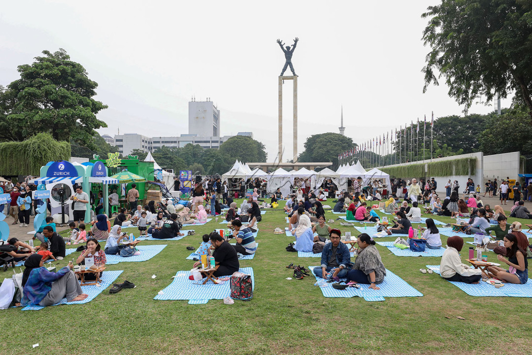 Pengunjung mengikuti acara Semasa Piknik di Lapangan Banteng, Jakarta, Jumat (27/6/2025). Semasa Piknik merupakan kegiatan yang diadakan untuk mengajak warga Jakarta mendukung ekonomi kreatif dan UMKM lokal sembari menikmati keindahan kawasan Lapangan Banteng.