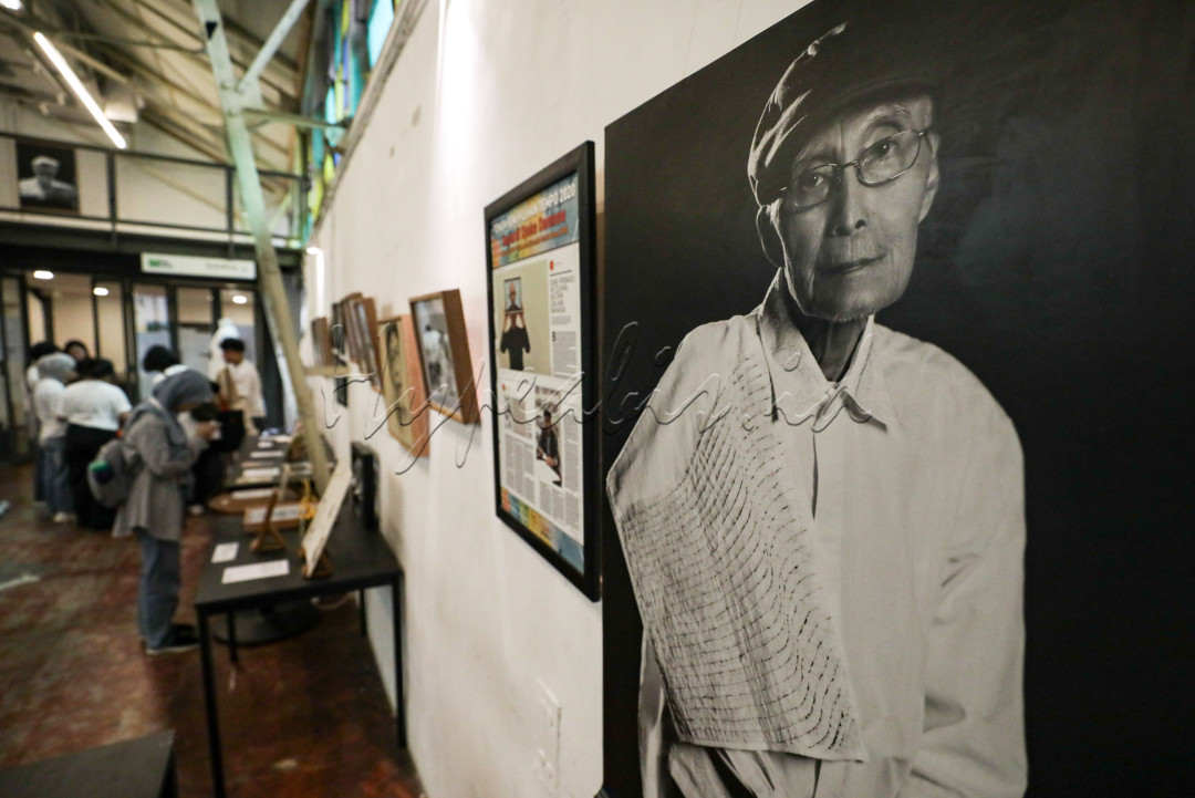 Pengunjung menyaksikan pameran mini Sapardi Djoko Damono di M Bloc, Jakarta, Minggu (29/6/2025). Pameran yang berisi berbagai koleksi buku sastra dan puisi terkurasi, lukisan dan foto, serta barang-barang milik karya Sapardi Djoko Damono tersebut diinisiasi oleh Indonesia Tera yang berkolaborasi dengan Patjar Merah.<br />
&nbsp;