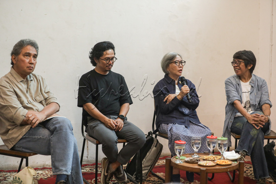 Selain pameran, kegiatan ini diisi dengan diskusi sekaligus peluncuran buku Sejumlah Sajak Sapardi Djoko Damono, Rubaiyat Den Sastro, yang dihadiri oleh Sejarawan &amp; Penulis Hilmar Farid, Penggambar Sampul &amp; isi Rubaiyat Den Sastro, Iwan Effendi, Istri Sapardi Djoko Damono, Sonya Indriati Sondakh, dan Penulis &amp; Musisi Reda Gaudiamo. Para narasumber tersebut mengenang dan bercerita tentang pengalaman mereka bersama Sapardi.