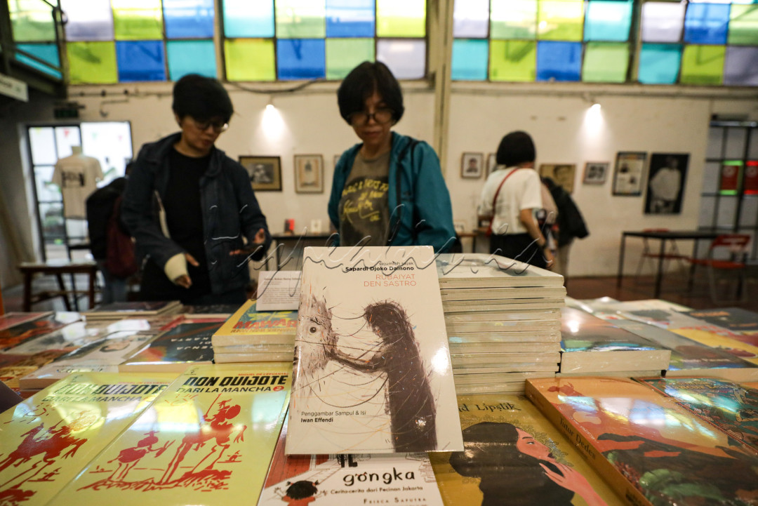 Buku tersebut menghadirkan berbagai karya-karya tersembunyi Sapardi Djoko Damono yang selama dua dekade tersimpan di dalam sebuah amplop cokelat dan disimpan oleh salah seorang kawannya.&nbsp;
