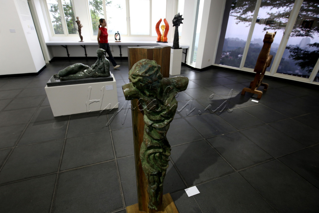 Pameran yang dikuratori oleh Heru Hikayat ini dirancang untuk secara ringkas menunjukan rentang kekayaan dan keragaman penjelajahan artistik dari Sidharta. Di antara keragaman&nbsp;itu, ada penjelajahan khusus pada aspek ketubuhan (corpus), termasuk penggambaran tubuh Kristus, yang khas Sidharta. Di sisi lain, ada kecenderungan amorf, alias bentuk tak terdefinisikan, atau lebih tepatnya, bentuk yang sulit dikenali berdasar tautannya dengan kenyataan.