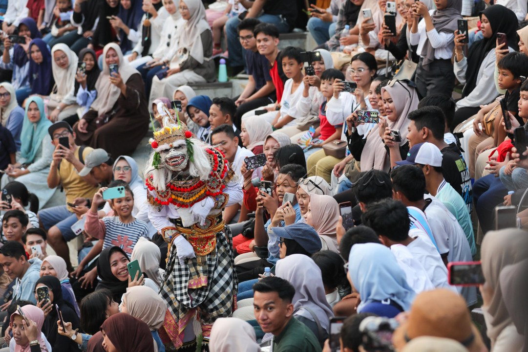 Pertunjukan tersebut berlangsung meriah dan berhasil menyedot perhatian lebih dari 1.000 penonton yang memadati area tribun. Dengan iringan suara cak yang ritmis dan membahana, suasana panggung berubah menjadi arena magis yang membangkitkan kisah klasik pewayangan.