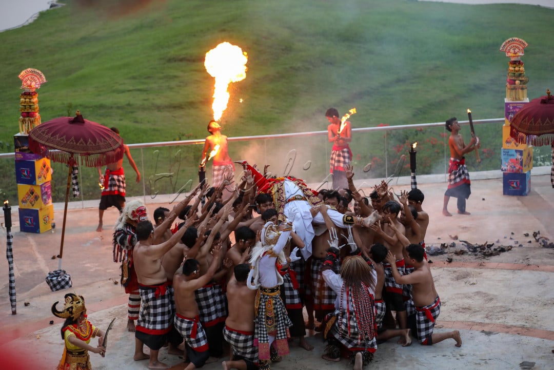 Menonton pertunjukan Tari Kecak di TMII memberikan pengalaman budaya yang menyatu dengan keindahan alam sekitarnya. Dari Panggung Budaya Amphitheater, pengunjung bisa menikmati pemandangan Danau Archipelago yang penuh pesona saat senja mulai turun. Semburat cahaya jingga di langit danau memperkuat suasana dramatis dari pertunjukan yang sedang berlangsung. Tak hanya itu, melintasnya kereta gantung di atas lokasi pertunjukan menambah daya tarik visual TMII. Perpaduan antara seni pertunjukan tradisional dengan lanskap modern ini menjadi magnet tersendiri bagi wisatawan.<br />
<br />
Editor : Yayus Yuswoprihanto