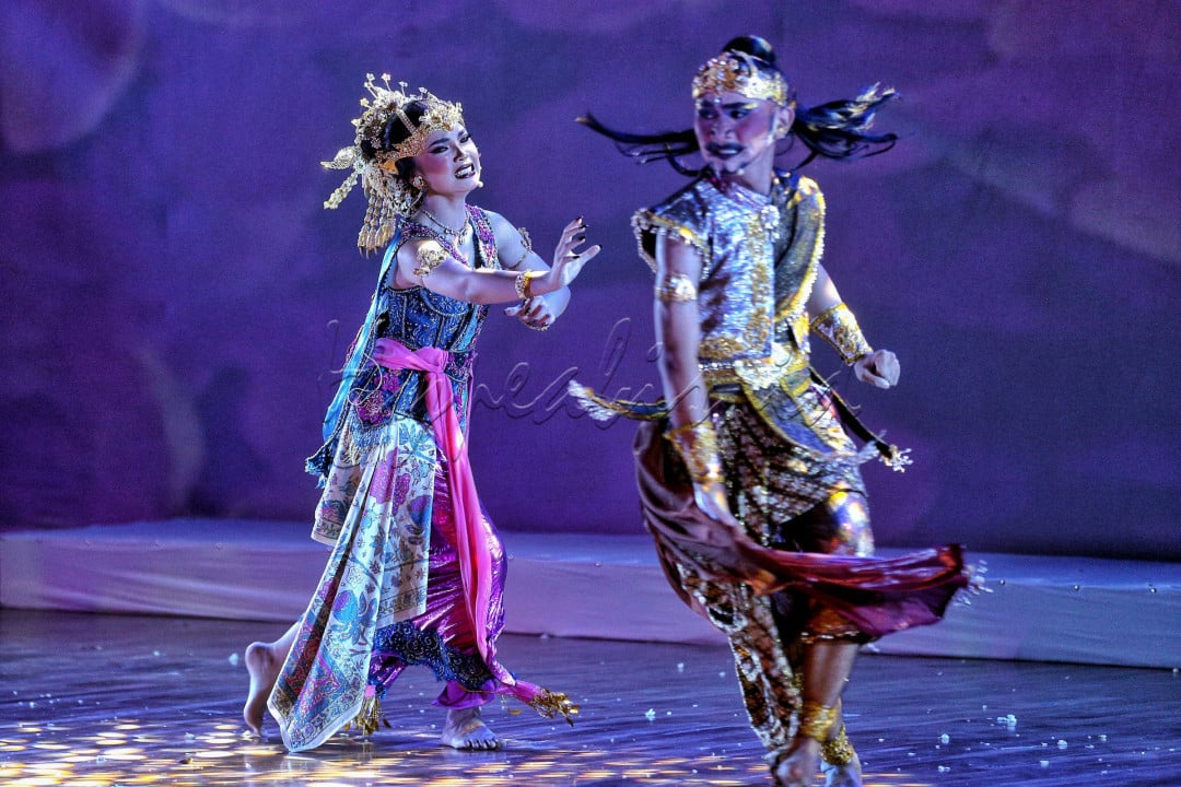 Dalam lakon pantun itu bercerita tentang kisah pelarian Rakean Kalang Sunda, tokoh dalam cerita rakyat Sunda legenda Pajajaran, yang harus melindungi Putri Purnamasari, putri bungsu dari Prabu Siliwangi, yang kala itu Kerajaan Pajajaran sedang digempur oleh tiga kerajaan Islam yaitu Kerajaan Cirebon, Demak dan Kasultanan Banten.<!--/data/user/0/com.samsung.android.app.notes/files/clipdata/clipdata_bodytext_250710_102340_714.sdocx-->