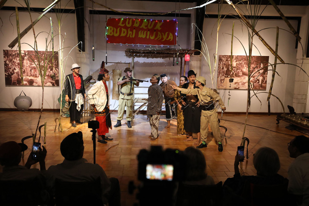 Para seniman yang tergabung dalam Ludruk Budhi Wijaya menampilkan ludruk dengan lakon <em>Geger Pabrik Gula Gempol Kerep</em> pada Pameran Tunggal Moelyono dan Seni Rupa Ludrukan Desa di Bentara Budaya Jakarta, Jakarta, Jumat (11/7/2025). Pameran tunggal ini menghadirkan karya-karya Moelyono, seorang seniman yang sejak 1980-an konsisten mengolah isu-isu desa, rakyat kecil, dan perjuangan hidup mereka melalui seni rupa dan teater rakyat.&nbsp;
