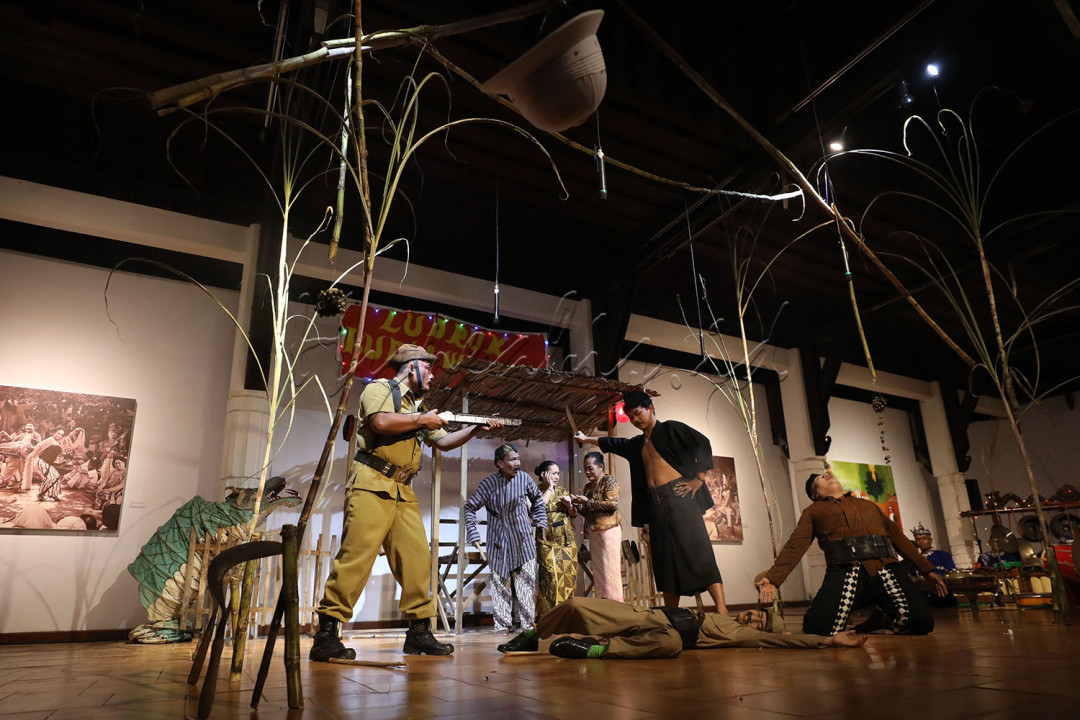 Pameran yang berlangsung hingga 19 Juli 2025 tersebut mengajak kita untuk menyimak desa sebagai sumber inspirasi sekaligus medan perjuangan sosial budaya. Moelyono memulai pameran pertamanya di Bentara Budaya Jakarta sejak 2007 dan terus berkarya meski melewati fase pemulihan dari sakit. Dia bangkit dengan semangat baru melalui karya-karyanya yang menakjubkan, sehingga pameran ini menjadi pernyataan kuat atas kesetiaan Moelyono terhadap desa dan rakyat kecil.