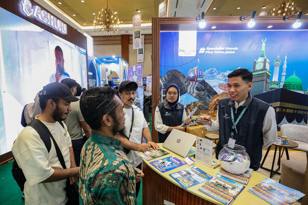 Pengunjung mencari informasi di salah satu stan peserta International Islamic Expo 2025 di Jakarta, Jumat (11/7/2025). Pameran yang diikuti peserta dari berbagai negara di kawasan Asia Tenggara, Asia Timur, Asia Tengah, Timur Tengah, hingga Afrika, dengan menampilkan berbagai produk unggulan wisata muslim, haji, dan umrah, penerbangan, hotel, penyedia visa, asuransi perjalanan, transportasi darat, katering haji dan umrah.