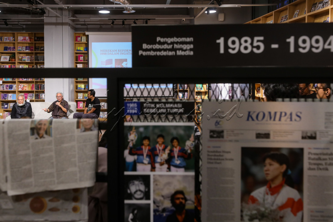 <div>Mantan wartawan Kompas James Luhulima (tengah), dan J.Osdar (kiri) serta pewarta foto Kompas Iwan Setiawan menjadi nara sumber pada diskusi bertema <em>Merekam Reformasi: 1998 Dalam Ingatan Jurnalis</em>,&nbsp;&nbsp;yang digelar di Gramedia Jalma, Melawai, Jakarta, Jumat (11/7/2025). Para nara sumber merupakan jurnalis yang terlibat langsung dalam peliputan peristiwa Reformasi 1998.&nbsp;</div>

<div><br />
&nbsp;</div>