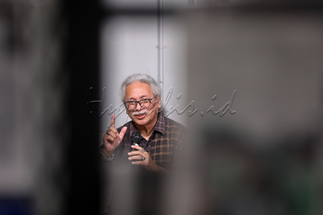 Mereka membagikan pengalaman, dilema, dan keputusan penting yang dihadapi saat meliput krisis politik menjelang lengsernya Presiden Soeharto, baik di lapangan maupun di ruang redaksi. Selain berbagi pengalaman, diskusi juga mengupas dua buku penting yang merekam momen-momen krusial reformasi, yaitu Hari-hari &nbsp;Terpanjang Menjelang Mundurnya Presiden Suharto karya James Luhulima dan Tragedi Mei 1998 dan Lahirnya Komnas Perempuan karya Dewi Anggraeni.<br />
&nbsp;
<div><br />
&nbsp;</div>