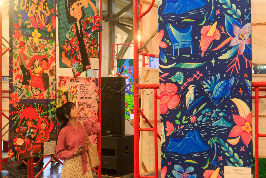 Pengunjung mengamati karya seni yang dipamerkan pada acara Sovlo Teras Inspirasi (Terasi) di Pos Bloc, Jakarta, Jumat (11/7/2025). Pameran bertajuk <em>5pecial For You</em> yang menampilkan karya seni ilustrasi melalui instalasi interaktif dan <em>workshop</em> dari 54 ilustrator tersebut bertujuan memperkuat fondasi ekonomi kreatif berbasis ilustrasi berkelanjutan sehingga membuka peluang monetisasi bagi seniman lokal.