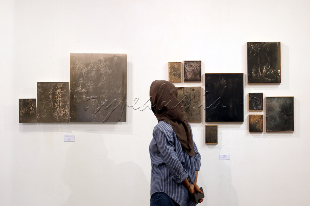 Pameran menampilkan lukisan-lukisan abstrak meditatif di atas kertas-kertas peka cahaya. Lukisan-lukisan itu tidak dibuat dengan cat akrilik atau minyak, namun proses panjang dan teknis dari praktik fotografi tanpa menggunakan kamera. Tema dan metodenya terpengaruh oleh seni dan budaya masyarakat Bali.