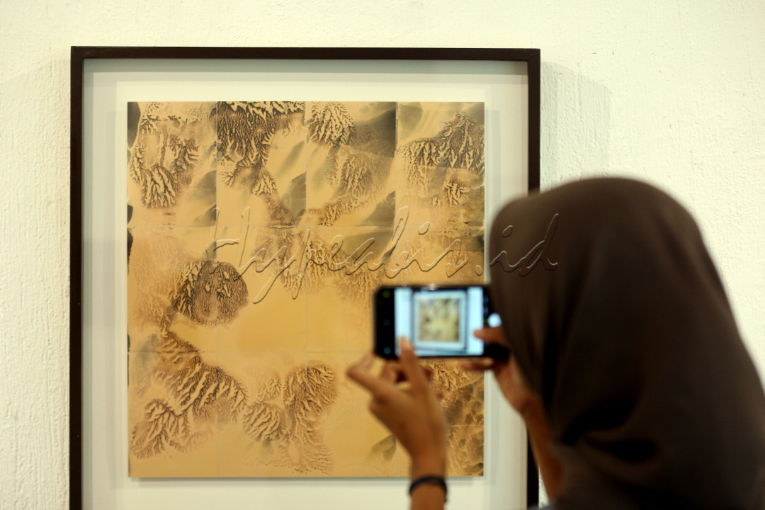 Purnama dan Tilem merupakan hari suci bagi umat Hindu yang dirayakan untuk memohon berkah dan karunia dari Hyang Widhi. Saat bulan muncul penuh di langit, cahayanya melambangkan semangat. Sebaliknya saat bulan mati pada fase baru melambangkan keheningan.<br />
<br />
&nbsp;