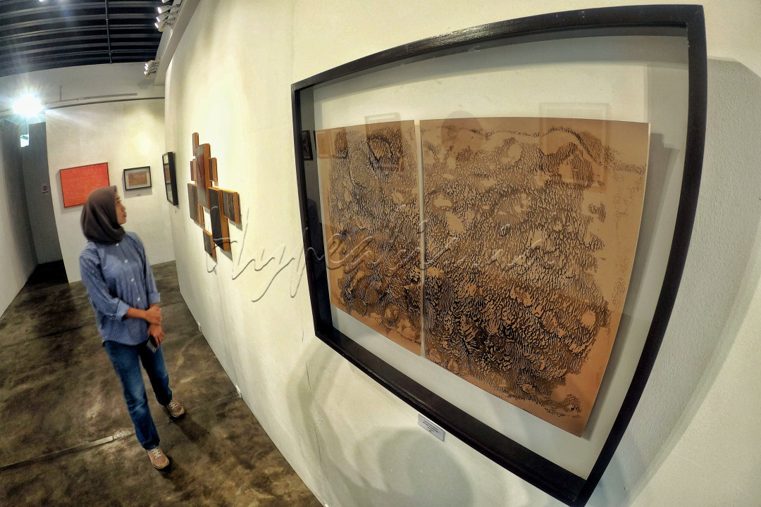 Iswanto Soerjanto merupakan satu-satunya seniman fotografi nir-kamera di Indonesia yang konsisten pada praktik seni dengan proses alternatif seperti <em>cyanotype</em>, <em>gum bichromate</em>, dan <em>chemigram</em> untuk menciptakan karya yang merefleksikan tarian halus antara cahaya dan bayangan.<br />
<br />
Editor : Yayus Yuswoprihanto
