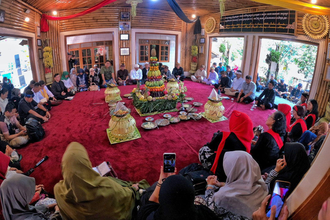Masyarakat Kampung Adat Cireundeu, Cimahi, Jawa Barat, menggelar peringatan Tutup Taun 1958 Ngemban Taun 1 Sura 1959 Saka Sunda pada 10&ndash;12 Juli 2025. Bukan sekadar seremoni tahunan, melainkan bentuk refleksi dan evaluasi terhadap kehidupan yang telah dijalani.