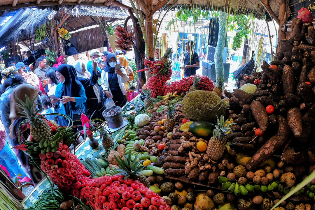 Kampung Adat Cireundeu adalah sebuah kampung adat yang terletak di Kelurahan Leuwigajah, Kecamatan Cimahi Selatan, Kota Cimahi, Jawa Barat. Kampung ini terkenal karena masyarakatnya yang masih memegang teguh adat istiadat dan kepercayaan Sunda Wiwitan. Meskipun begitu, masyarakatnya bersifat terbuka terhadap agama atau kepercayaan selain yang mereka anut, karena mereka memandang perbedaan terutama dalam hal kepercayaan adalah sesuatu keindahan.