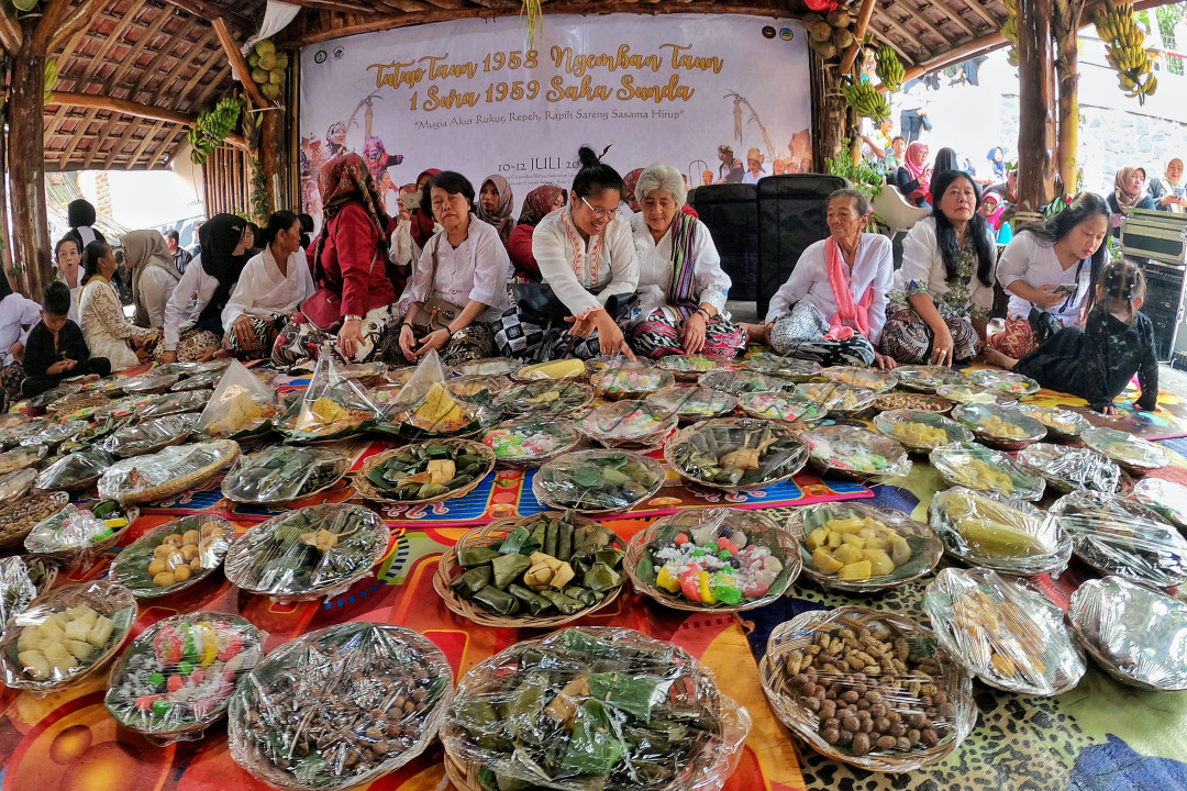 Salah satu tradisi yang juga menjadi keunggulan Kampung Adat Cireundeu adalah tidak memilih nasi sebagai bahan makanan pokok. Warga di sana lebih memilih olahan singkong sebagai karbohidrat dan hal tersebut telah diterapkan secara turun temurun, yang disebut rasi atau beras singkong.