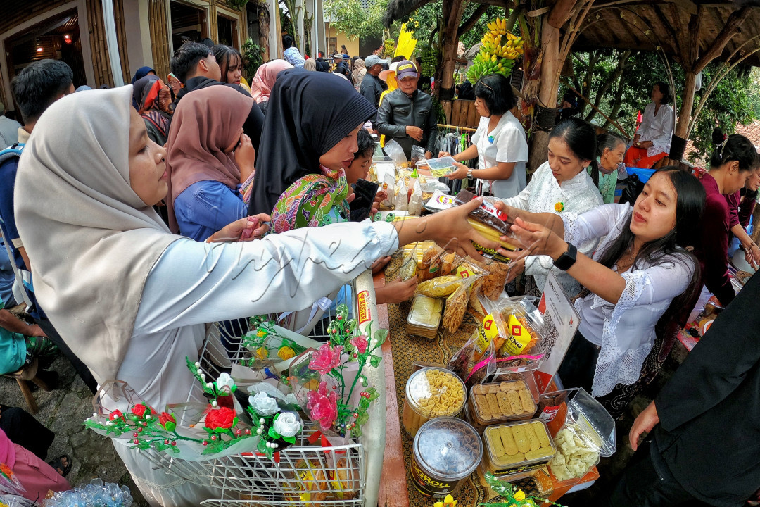 Ritual tahunan ini menjadi gambaran dari kerukunan berbagai umat beragama dan keyakinan yang ada di Kampung Adat Cireundeu. Kondisi tersebut menjadi magnet tersendiri yang mampu menyedot perhatian wisatawan. Nilai-nilai toleransi tinggi tetap mampu dipertahankan selama bertahun-tahun.<br />
<br />
Editor : Yayus Yuswoprihanto