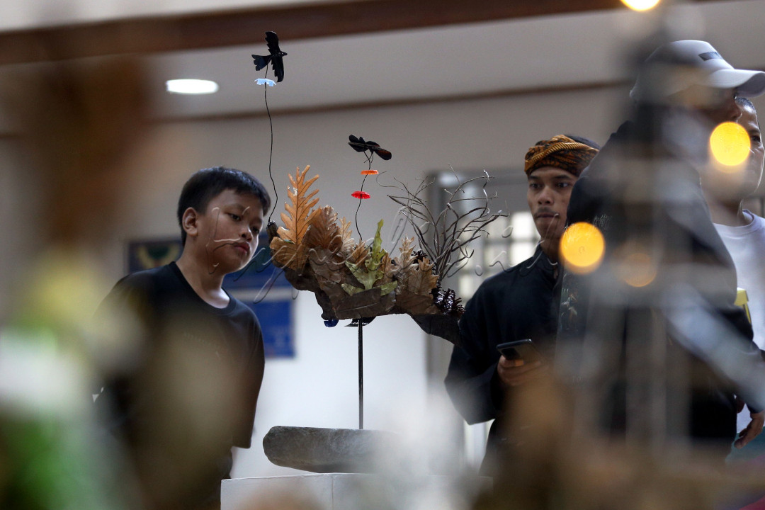 Pengunjung mengamati karya seni yang dipajang pada pameran instalasi di Institut Teknologi Bandung (ITB) di Bandung, Jawa Barat, Sabtu (12/7/2025). Pameran tersebut diselenggarakan dalam rangka Gebyar Dies Natalis ke-66 ITB yang dihadiri segenap sivitas akademika dan keluarga besar ITB.