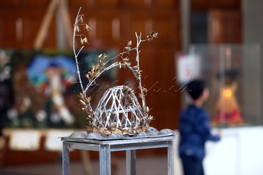 Mengambil tema <em>Metamorfosis Limbah: Mengubah Sampah Menjadi Pesan dan Estetika</em>, pameran ini menampilkan karya-karya inovatif berbahan material limbah yang dikumpulkan melalui rangkaian acara Petualangan Susur Gang (Surga) Hijau di kawasan Dago yang dilaksanakan beberapa waktu sebelumnya, dengan menggandeng Komunitas Circular Dago.