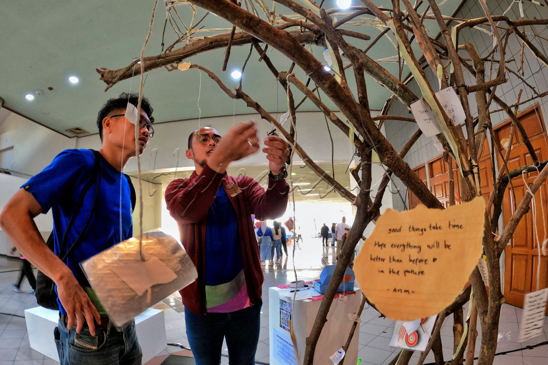 Pameran instalasi limbah ini sebagai ruang ekspresi dan kebersamaan bagi sivitas akademika ITB, tak hanya mencerminkan tradisi, tetapi juga visi masa depan yang inklusif dan berkelanjutan, meneguhkan komitmen ITB menjadi institusi yang menginspirasi, berdampak, dan terus menyatu dengan denyut perubahan zaman.<br />
<br />
Editor : Yayus Yuswoprihanto