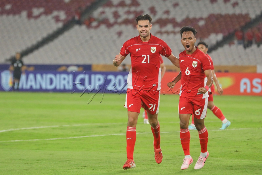 Pesepak bola Timnas U23 Indonesia Jens Raven (21) bersama Robi Darwis (6) melakukan selebrasi setelah membobol gawang Timnas U23 Brunei Darussalam dalam pertandingan penyisihan Grup A Piala AFF U-23 2025 di Stadion Utama Gelora Bung Karno (SUGBK), Senayan, Jakarta, Selasa (15/7/2025). Dalam pertandingan itu Timnas U-23 Indonesia menang telak dengan skor 8-0.<br />
<br />
&nbsp;